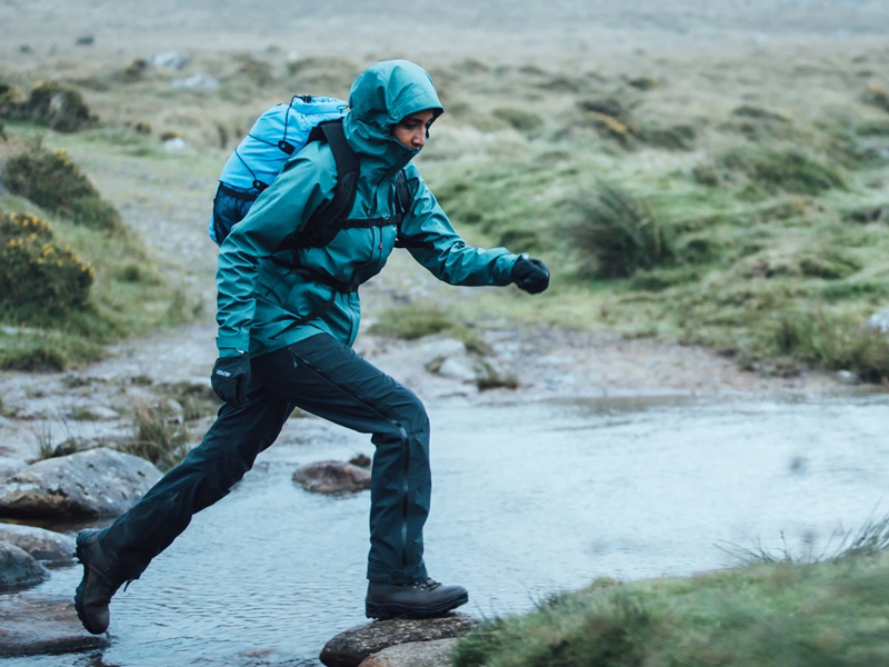 沖鋒衣廠家解析：防水、抗水和疏水究竟有何不同?